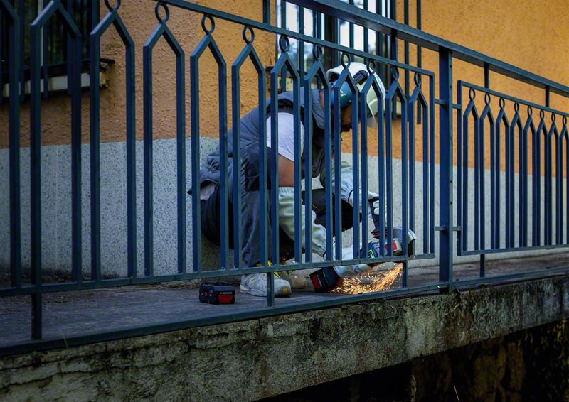 Robert Bosch Power Tools GmbH EXPERT Diamond Metal Wheel X-LOCK Cutting Disc 125 x 22.23 mm. For small angle grinders - Image 17